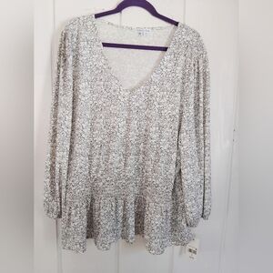 NWT!! Ophlia Roe, Chic V-Neck Floral Blouse. Size 2X